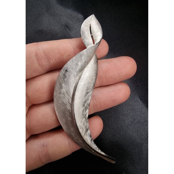 Vintage 1960s Trifari Silver Leaf Set – Brooch & Earrings - Picture 5 of 5